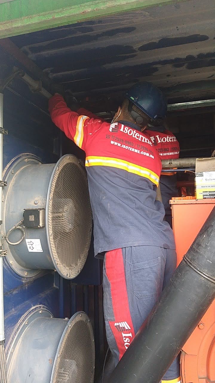 Equipe da Isoterme realizando manutenção industrial