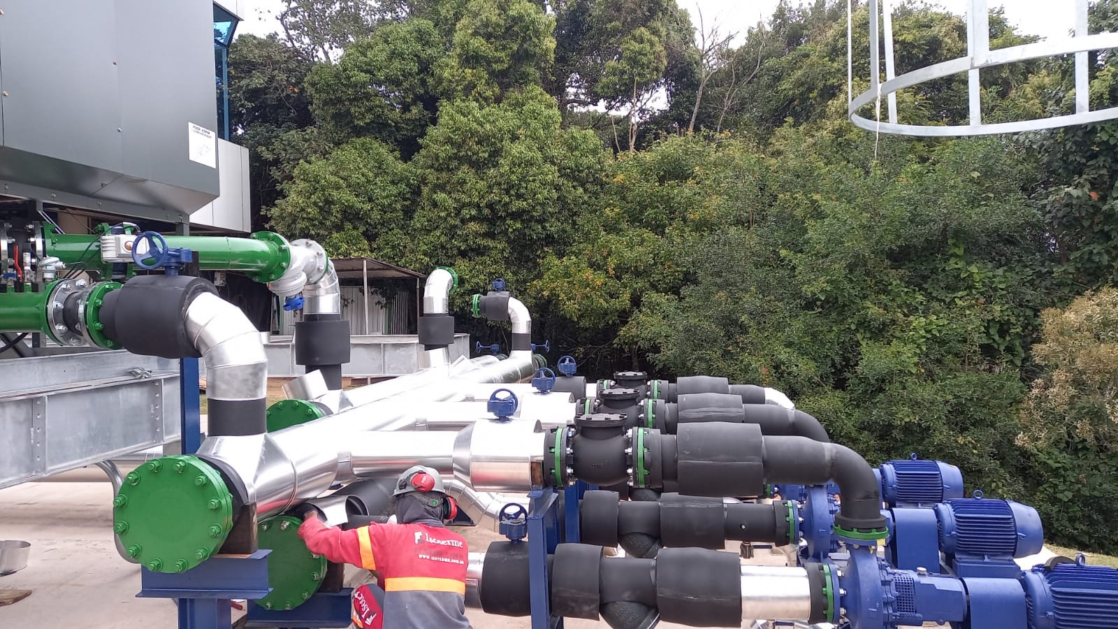 Equipe da Isoterme trabalhando em sistema industrial
